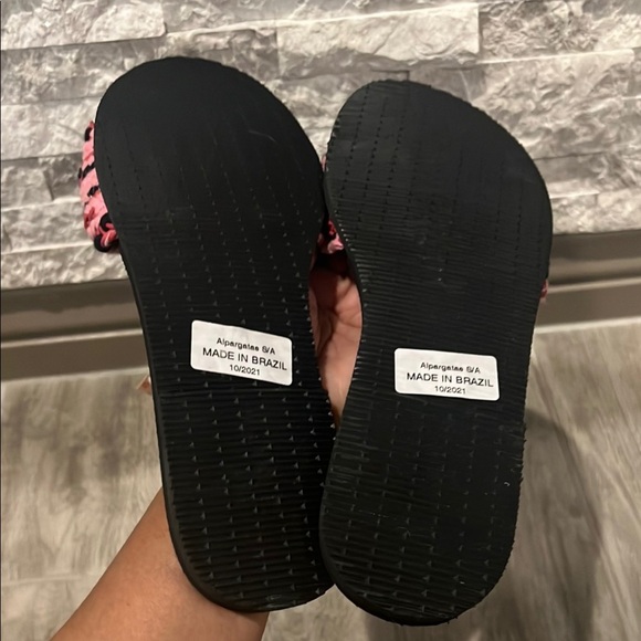 Havaianas Pink and Black Sandals with Minimalist Design size 11/12 - Picture 3 of 6